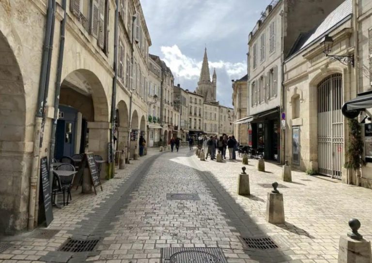 Rue à arcades du centre historique de La Rochelle