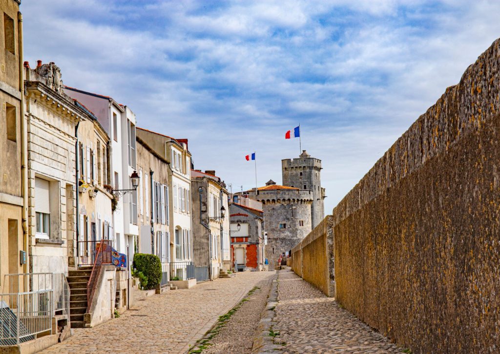 Rue pavée le long des remparts vers la tour de la Lanterne, La Rochelle