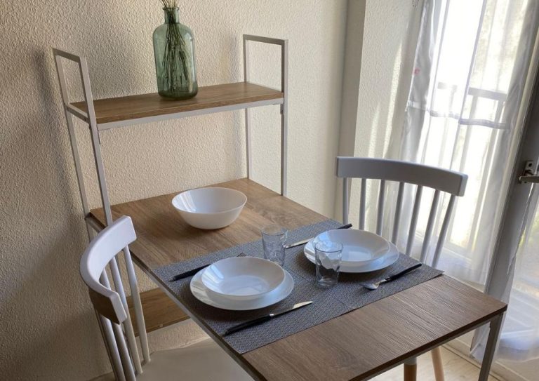 Table dressée pour deux dans le studio