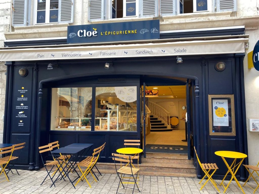 Terrasse d’une boulangerie du quartier Saint-Jean