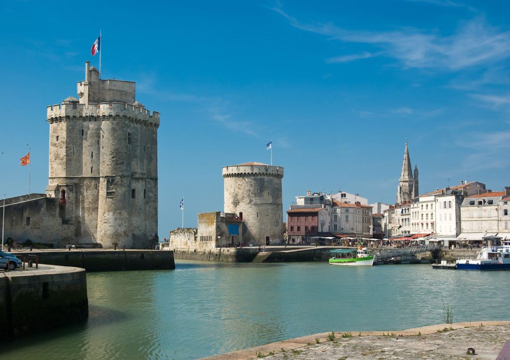 Les tours Saint-Nicolas et de la Chaîne à l’entrée du Vieux-Port